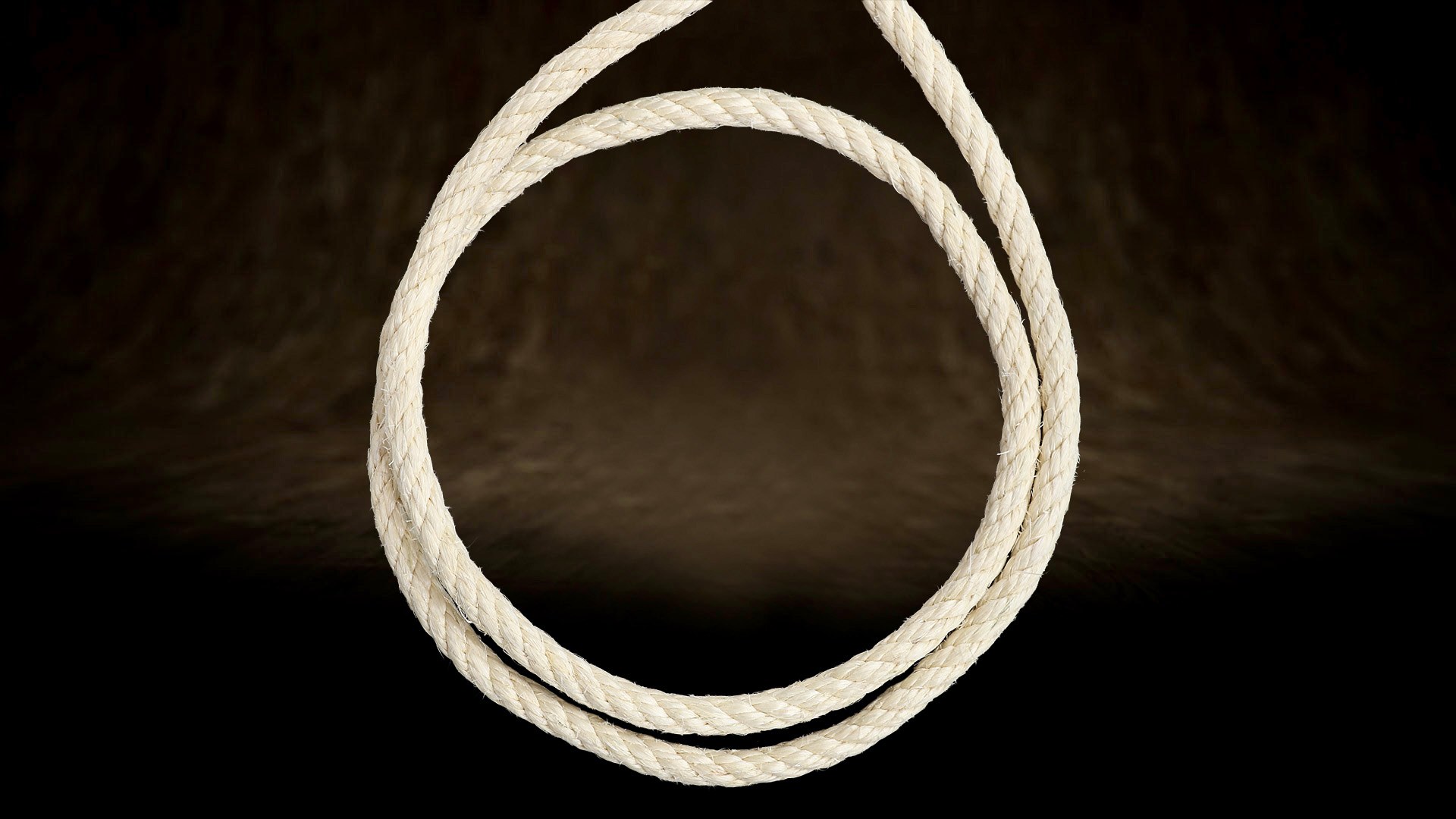 Primo piano di una corda in sisal a quattro trefoli con diametro di circa 12 mm. Una torsione serrata e trefoli uniformi incidono notevolmente sulla durata della superficie da graffiare.