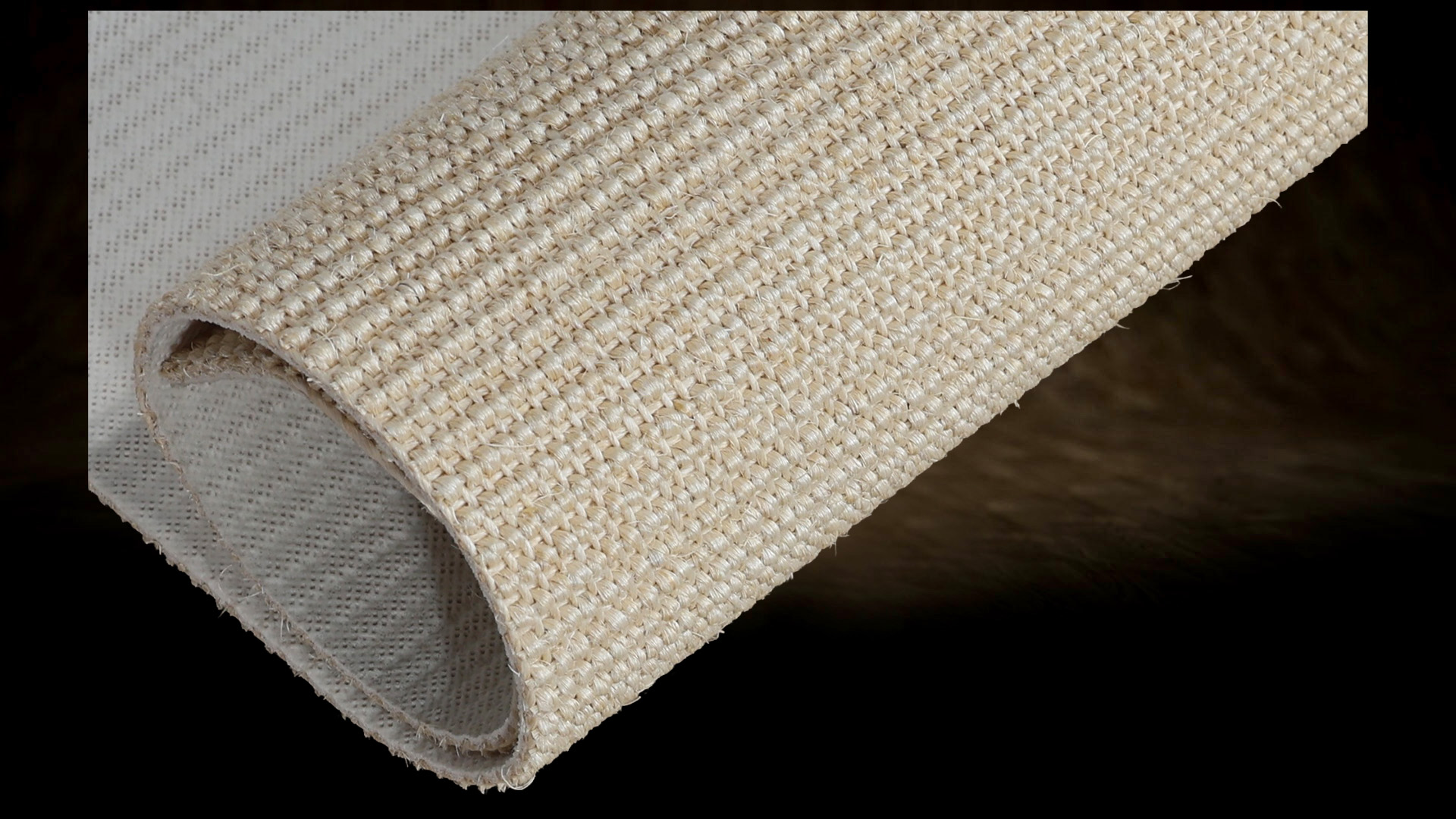 Stuoia in sisal dello spessore di circa 6 mm con supporto in lattice visibile. Uno spessore adeguato e il lato inferiore rinforzato aumentano la resistenza del materiale all'uso intenso da parte del gatto.Stuoia in sisal dello spessore di circa 6 mm con supporto in lattice visibile. Uno spessore adeguato e il lato inferiore rinforzato aumentano la resistenza del materiale all'uso intenso da parte del gatto.Stuoia in sisal dello spessore di circa 6 mm con supporto in lattice visibile. Uno spessore adeguato e il lato inferiore rinforzato aumentano la resistenza del materiale all'uso intenso da parte del gatto.