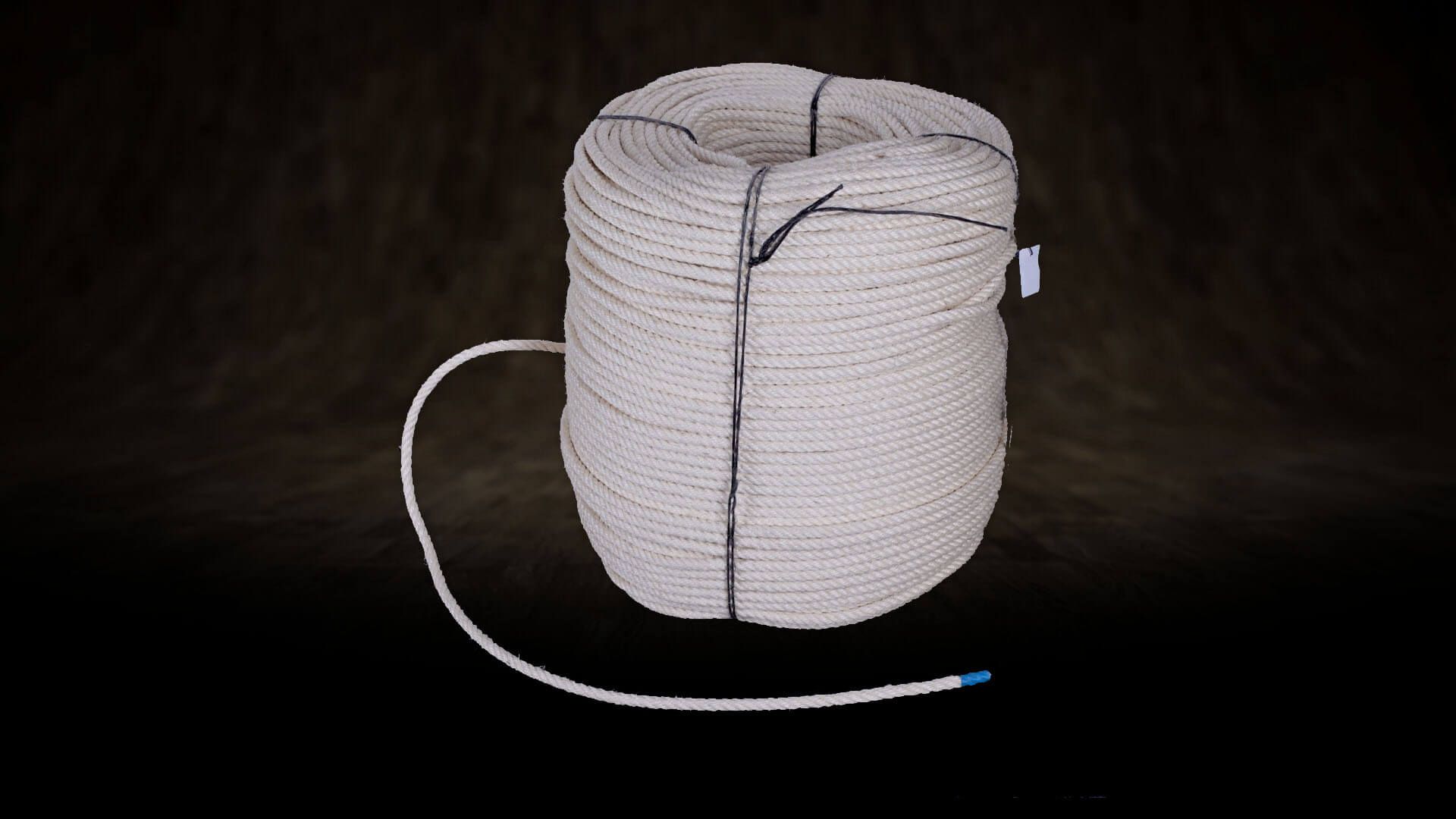 Corda in sisal a quattro trefoli, con diametro di 12 mm, utilizzata per rivestire le colonne dei tiragraffi.Corda in sisal a quattro trefoli, con diametro di 12 mm, utilizzata per rivestire le colonne dei tiragraffi.Corda in sisal a quattro trefoli, con diametro di 12 mm, utilizzata per rivestire le colonne dei tiragraffi.